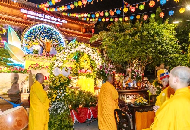 Lễ đài Kính mừng Phật Đản tôn nghiêm và rực rỡ chùa Long Sơn- Khánh Hòa