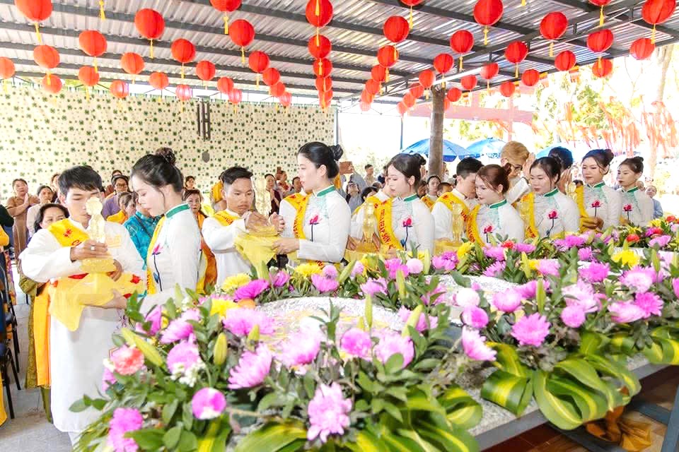 Nghi lễ cung rước tôn tượng Đức Phật sơ sinh tại chùa Phap Sơn, Nha Trang