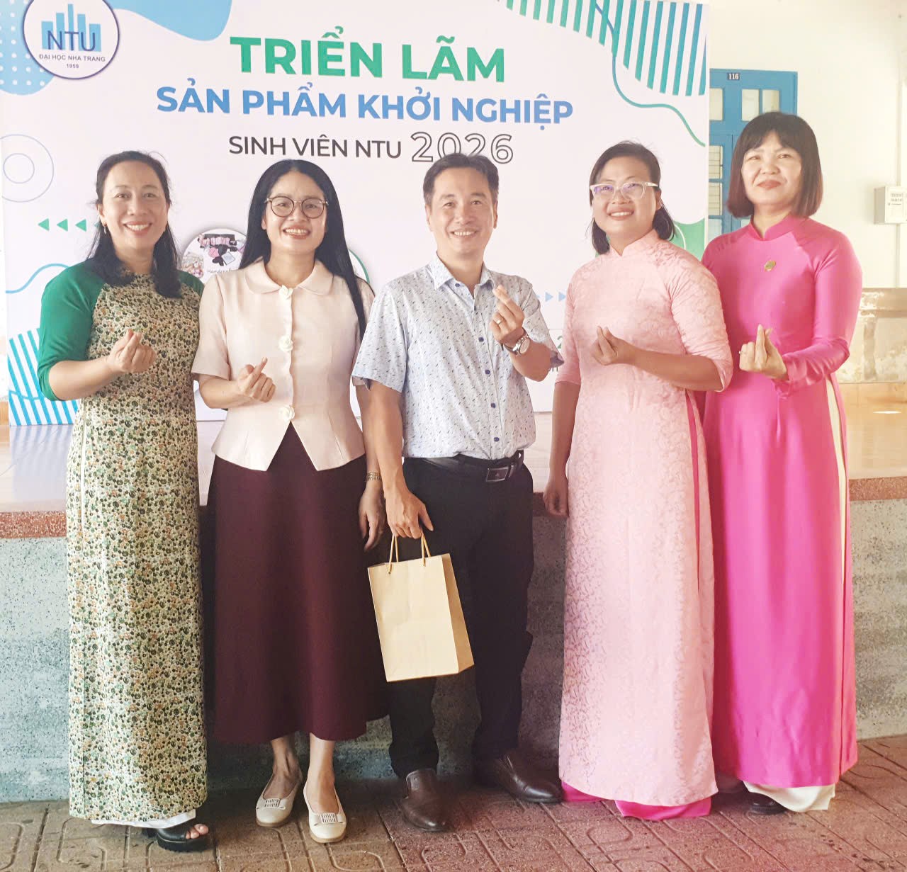 Bà Phan Thị Giang, TGĐ Công ty Cổ phần NGK yến sào Khánh Hòa (thứ 2, từ trái) và nhiều doanh nghiệp đồng hành cùng chương trình