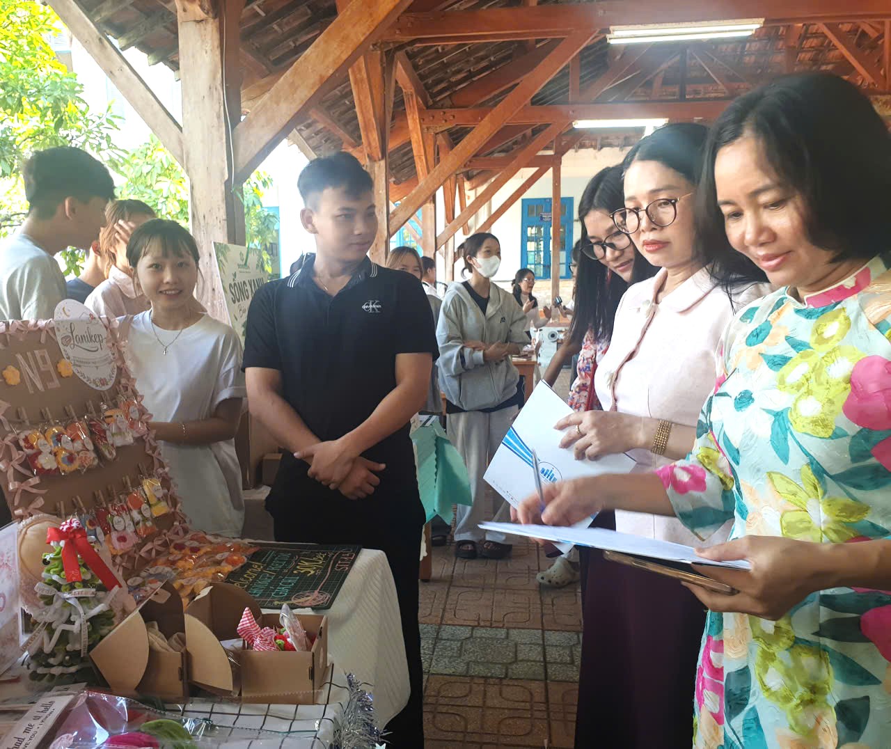 Ban giám khảo đáng tập trung với gian hàng trang sức mỹ nghệ từ biển