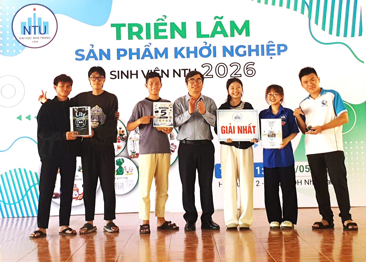 GS.TS.Phạm Quốc Hùng, Phó hiệu trưởng NTU trao giải Nhất cho nhóm sản phẩm Robot AI