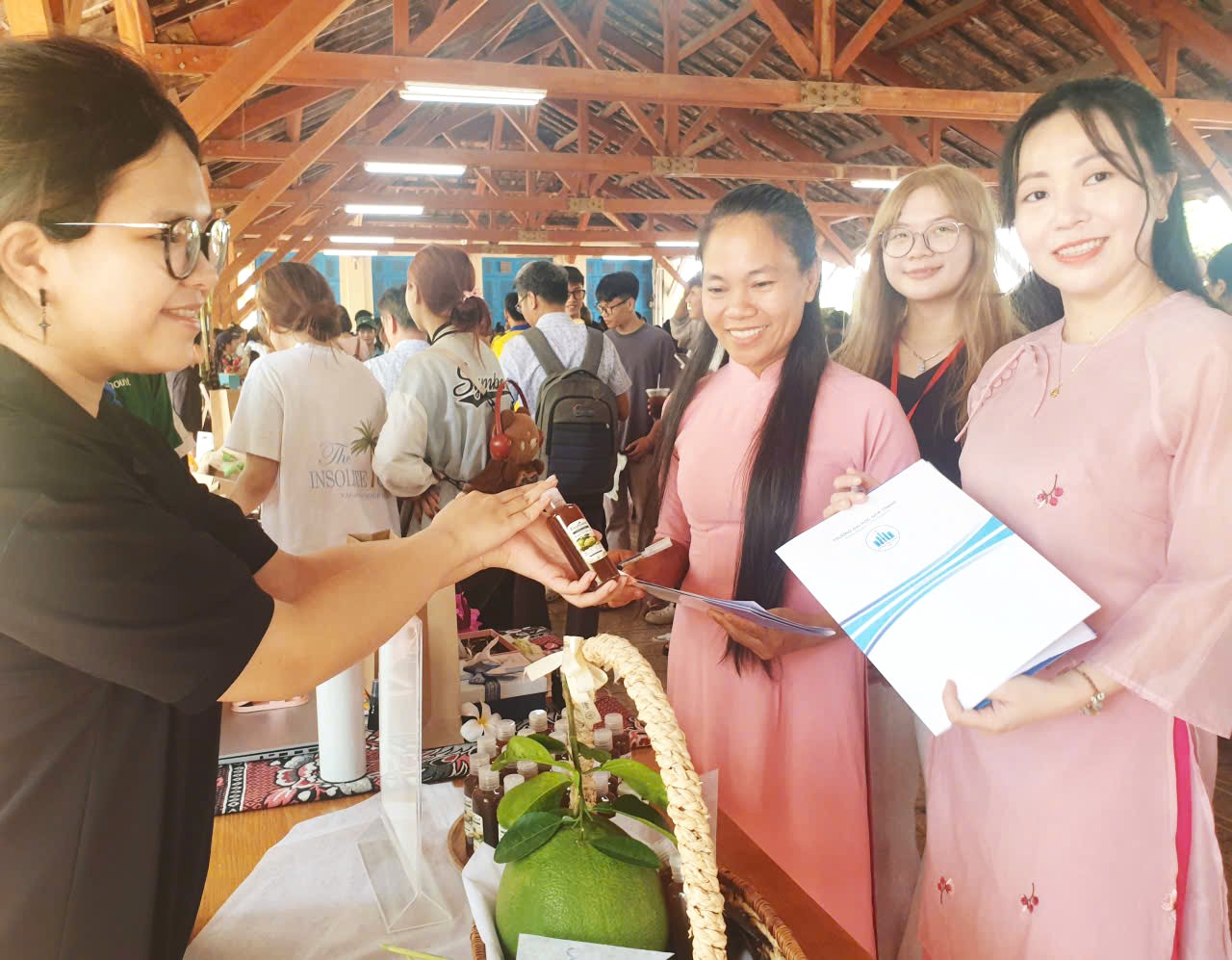 Sản phẩm dầu gội thiên nhiên từ tinh dầu bưởi đang được giới thiệu với các thành viên ban giám khảo