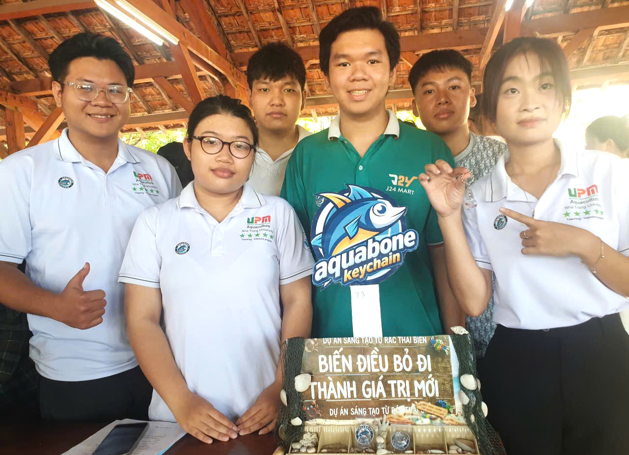 Sản phẩm những chiếc móc khóa bằng xương cá chim