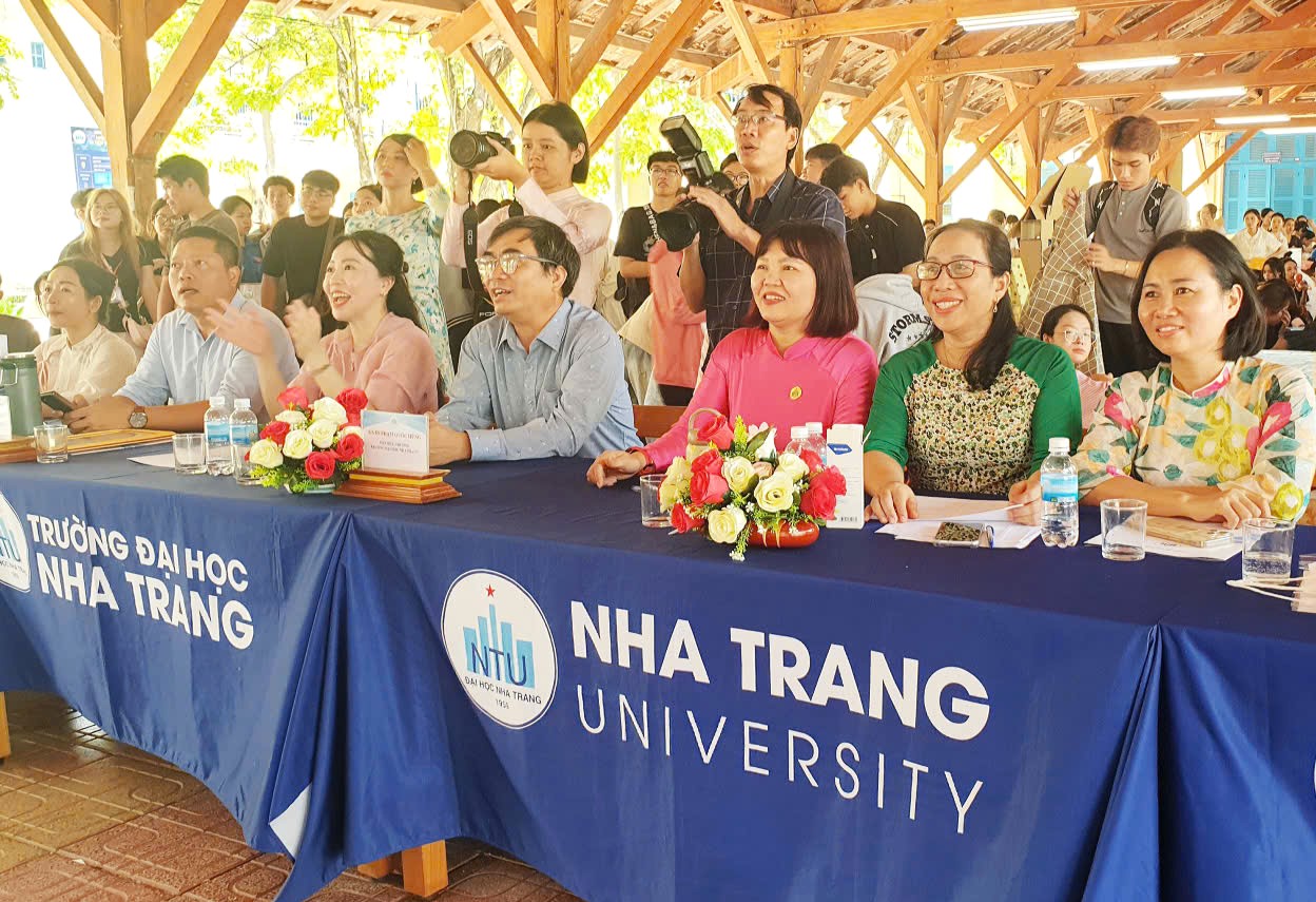 Thầy cô NTU rất vui khi nhóm sinh viên mang luôn sản phẩm lên sân khấu nhận giải