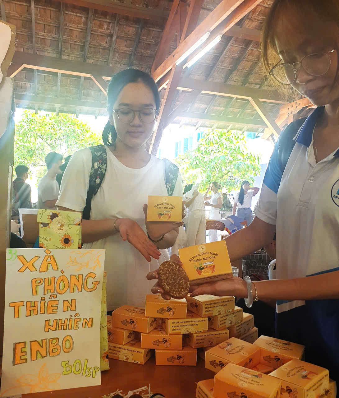 Xà phòng tắm kháng khuẩn, mềm da được chế tạo từ thiên nhiên của nhóm sinh viên năm thứ nhất, khoa ngoại ngữ