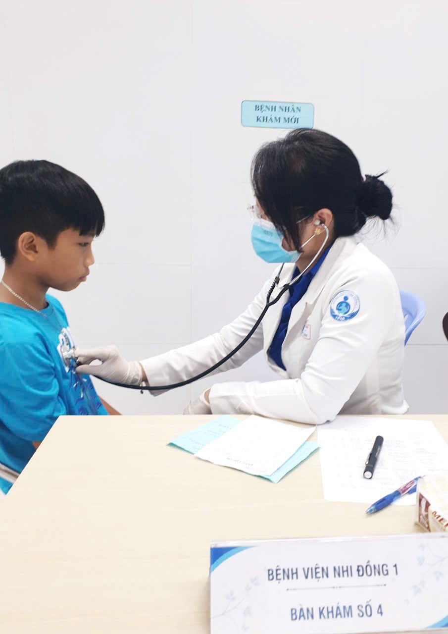 8 phòng khám tổng quát và một phòng siêu âm tại bệnh viện Yersin Nha Trang do các bác sĩ đến từ Bệnh viện Nhi Đồng 1 đảm nhiệm đã phát hết công suất