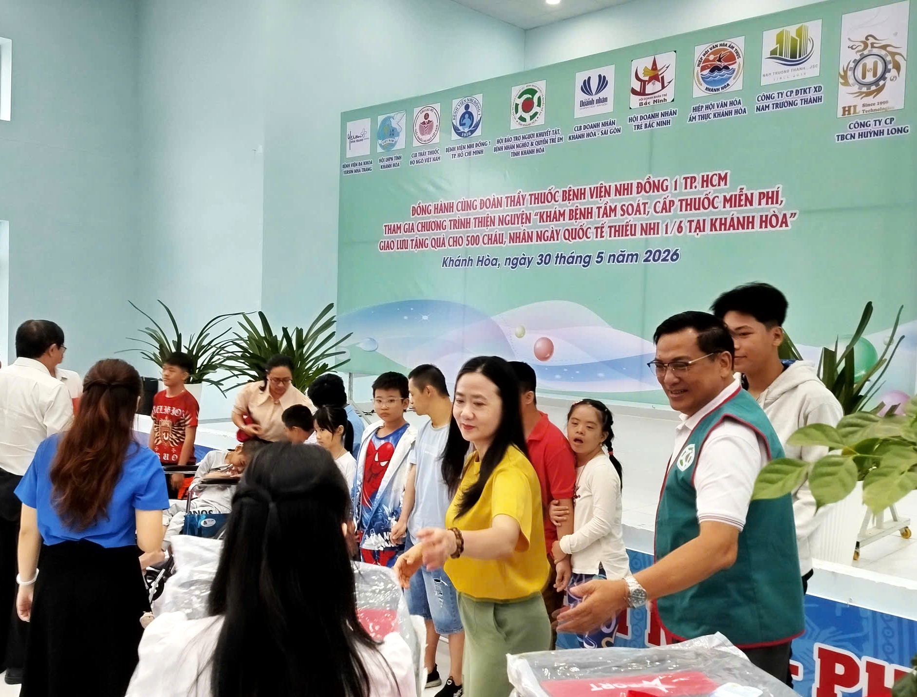 Bà Nguyễn Quỳnh Nga, Chủ tịch Hội LHPN tỉnh Khánh Hòa (áo vàng) đồng hành cùng chương trình