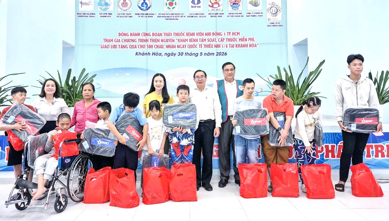 Các trẻ khuyết tật hân hoan nhận quà
