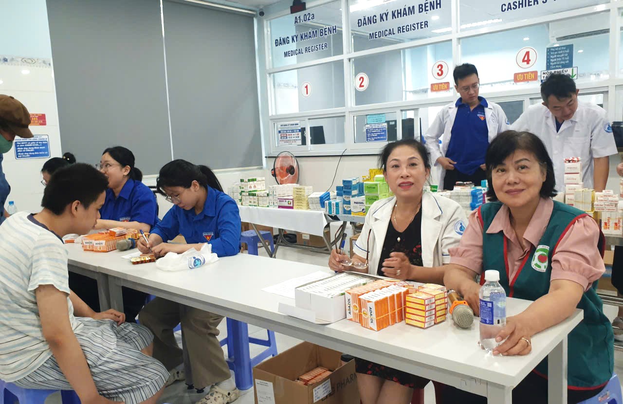 Đội ngũ chuyên môn chờ phát thuốc cho các con theo toa của bác sĩ