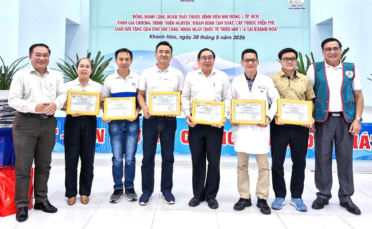 Lãnh đạo Sở Y tế Khánh Hòa trao Bảng Tri Ân cho các cá nhân, đơn vị đồng hành với chương trình.