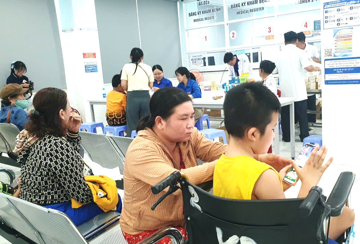 Mẹ khiếm thị, con trai di chứng sốt bại liệt đã đến với chương trình sáng nay