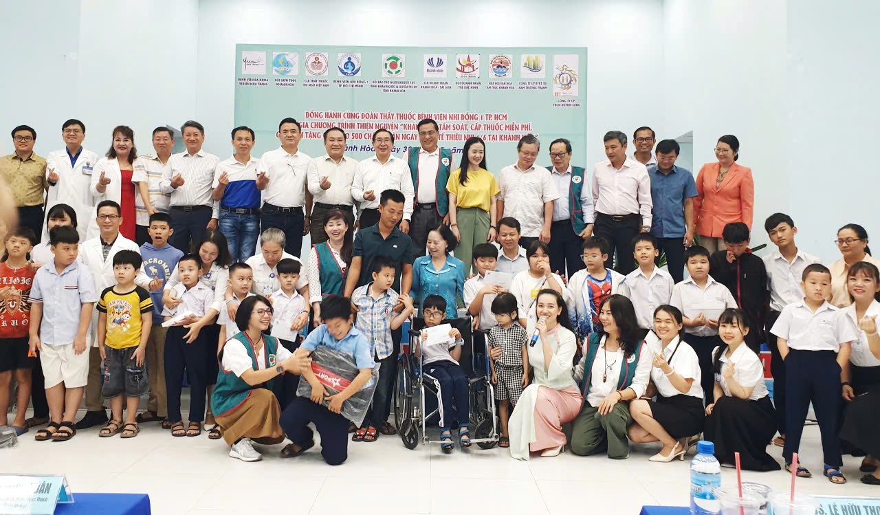 Những tấm lòng vàng chung tay thực hiện chương trình lưu niệm cùng các em