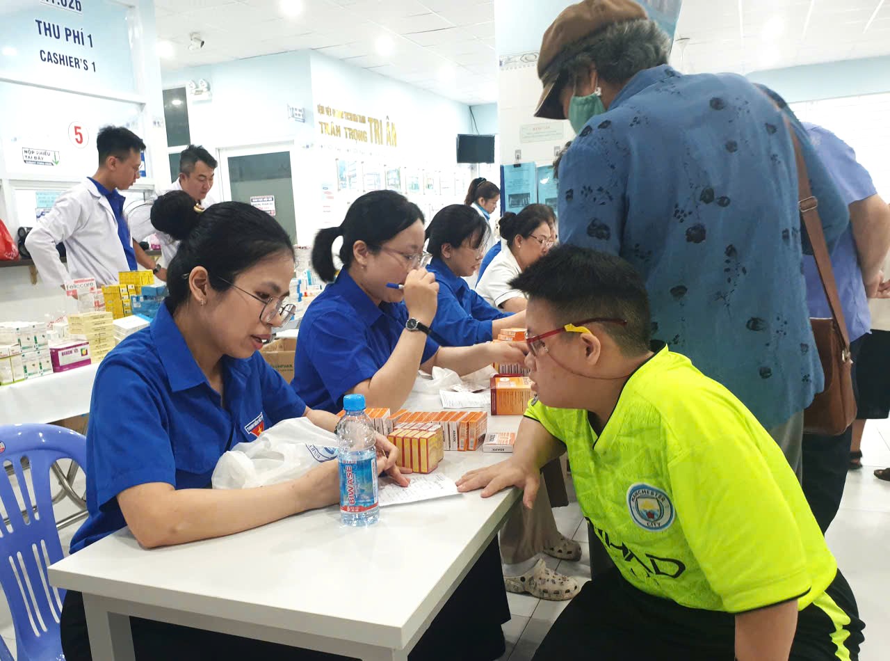 Quầy phát thuốc cho trẻ khuyết tật sau khi được khám tầm soát