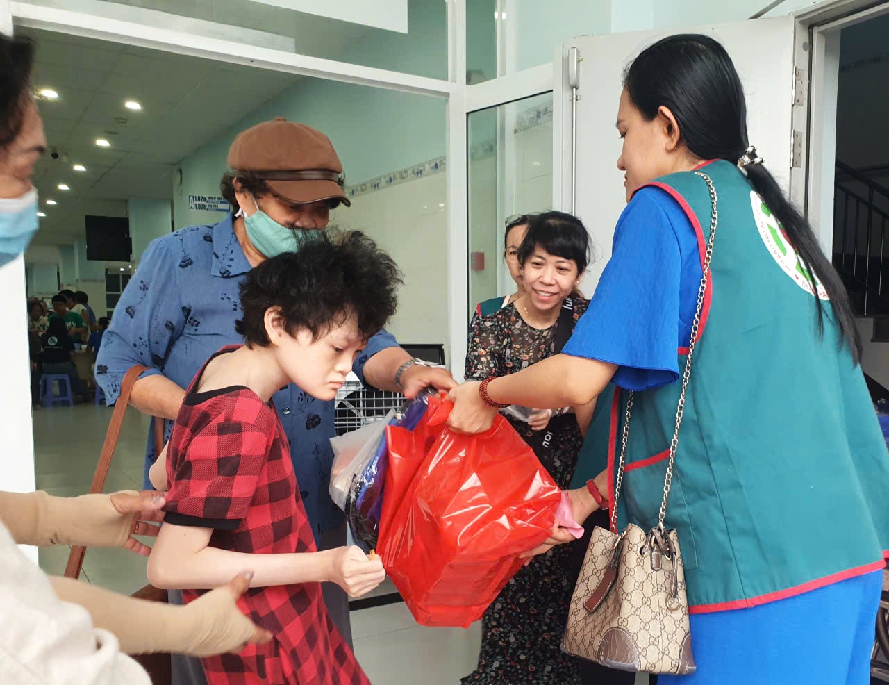 Sau khi được khám bệnh, cấp thuốc miễn phí, các con còn được nhận quà của chương trình