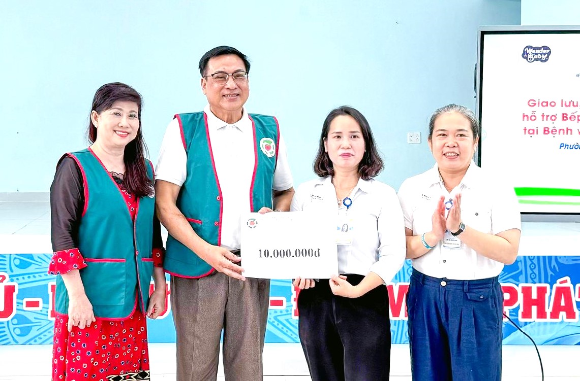 TS.BS. Lê Hữu Thọ, Chủ tịch Hội Bảo trợ người khuyết tật, bệnh nhân nghèo và quyền trẻ em tỉnh Khánh Hòa đại diện trao tặng 10 triệu đồng cho bếp từ thiện của bệnh viện Yersin
