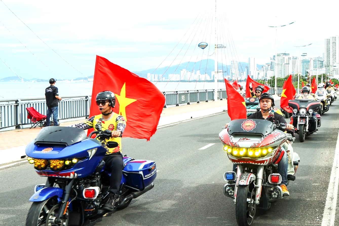 Đoàn xe của CLB trong nước đang diễu hành qua cầu Trần Phú
