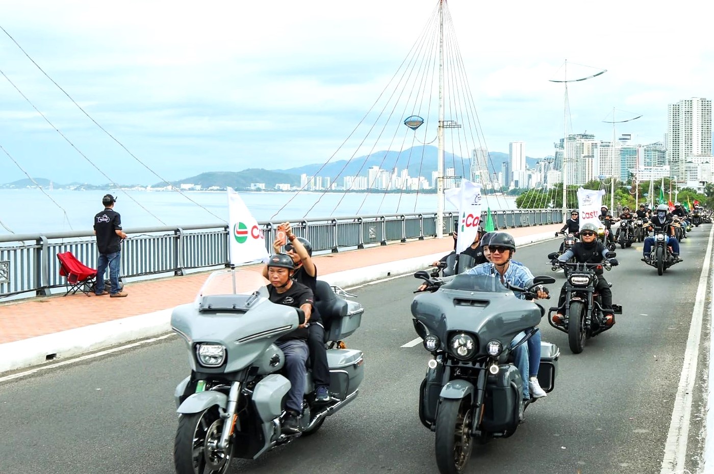 Đoàn xe của nhà tài trợ Castrol.