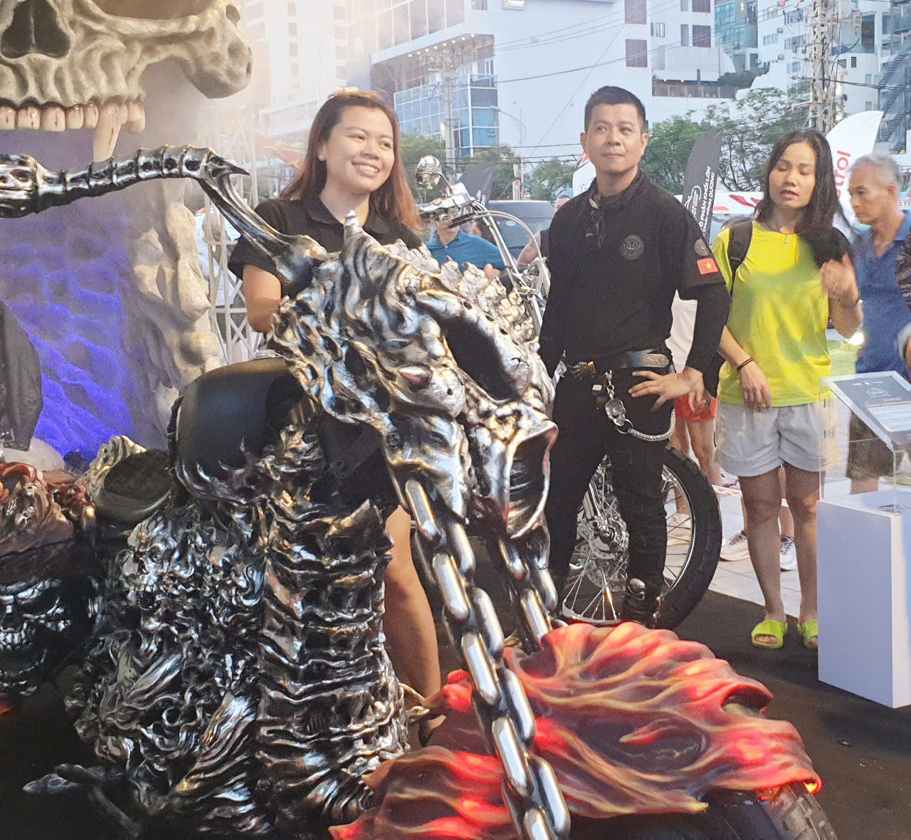 Harley độ chế có tên Ma Nữ thu hút đông du khách chech in