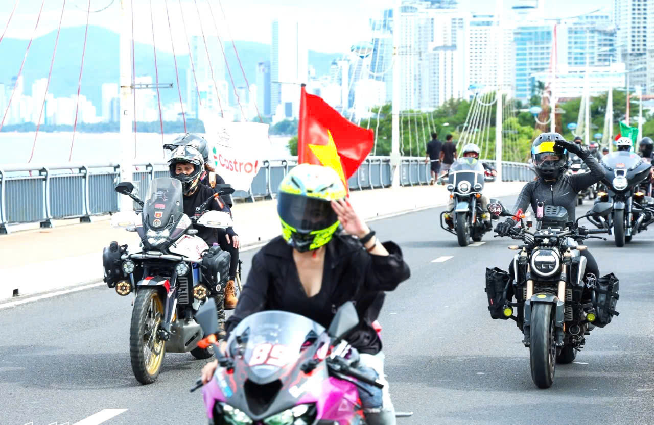 Miss Moto diễu hành qua cầu Trần Phú