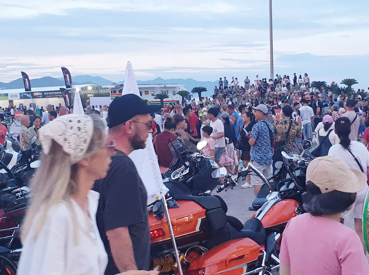 Người dân và du khách khắp nơi đổ về Quảng trường 2 Tháng 4 hòa mình cùng Moto Fest