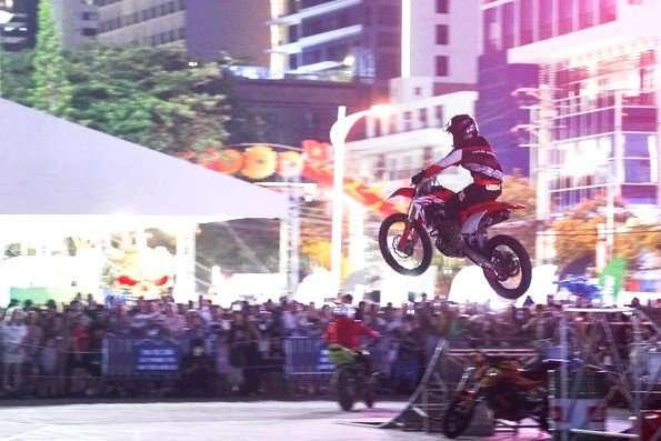 Màn biểu diễn kỹ năng moto hấp dẫn mọi người