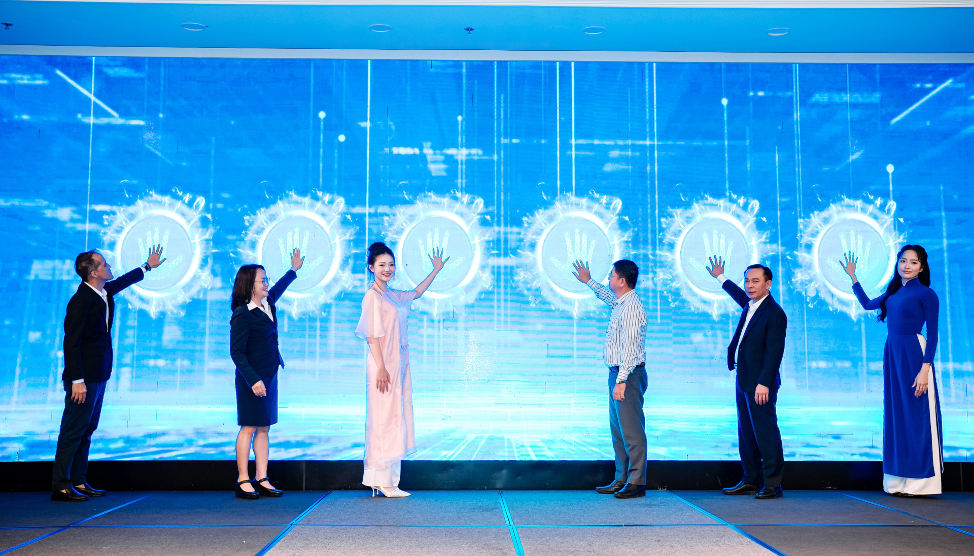 Nghi thức chạm tay cính thức ra mắt dự án