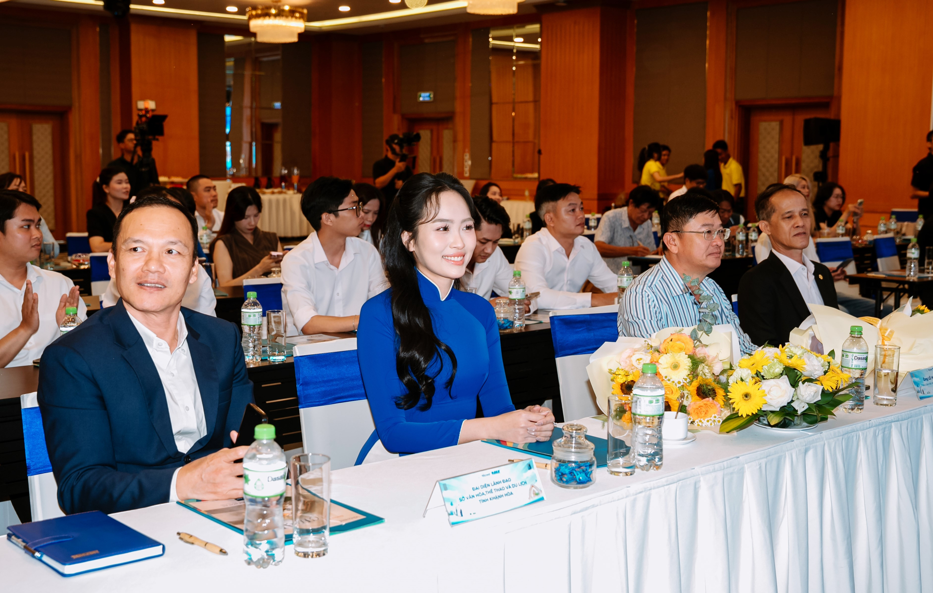 Hoa khôi Nguyễn Thảo Vy (giữa) đồng hành cùng dự án