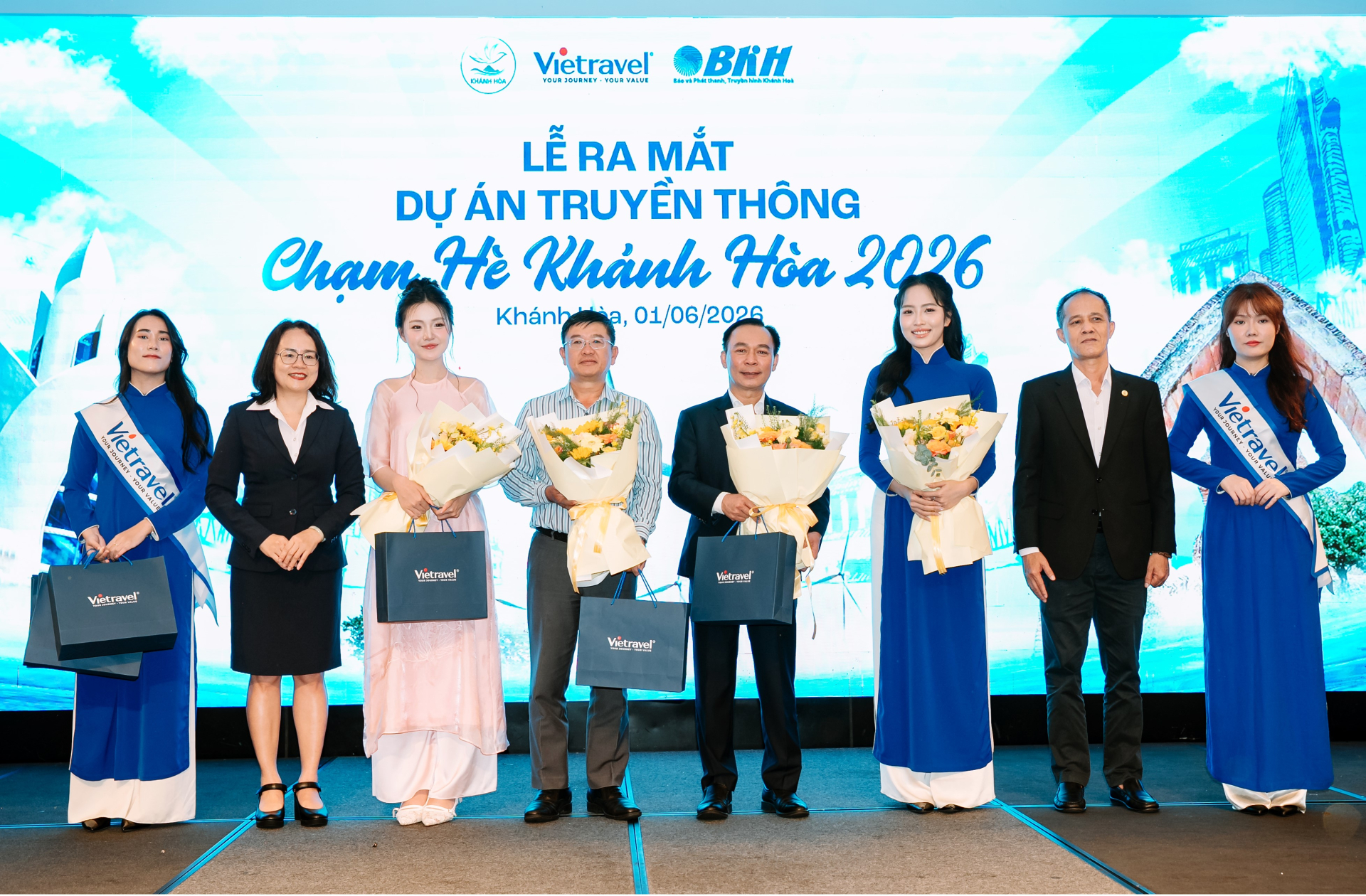 Vietravel tặng hoa chúc mừng các đối tác đồng hành cùng dự án