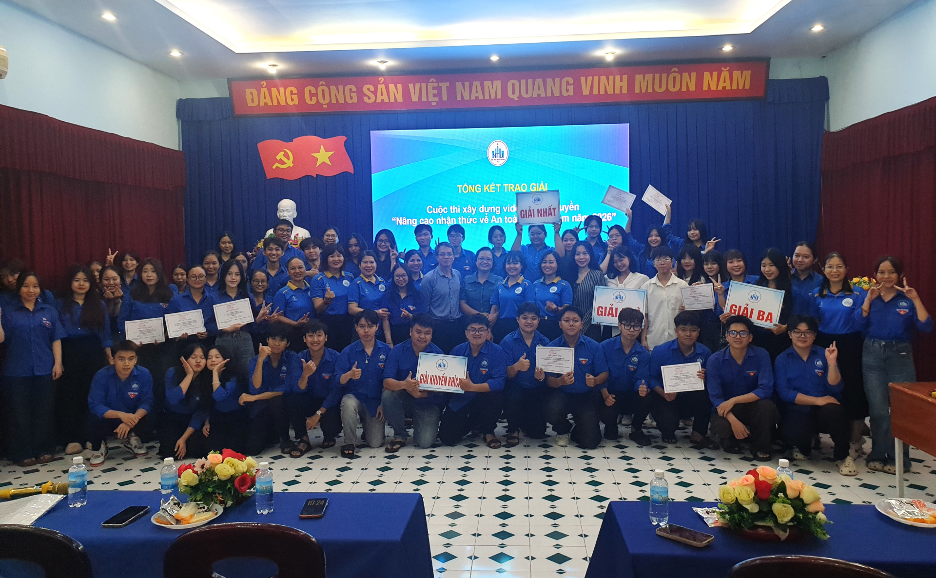 10 nhóm sinh viên đạt giải đã tham dự lễ tổng kế cuộc thi