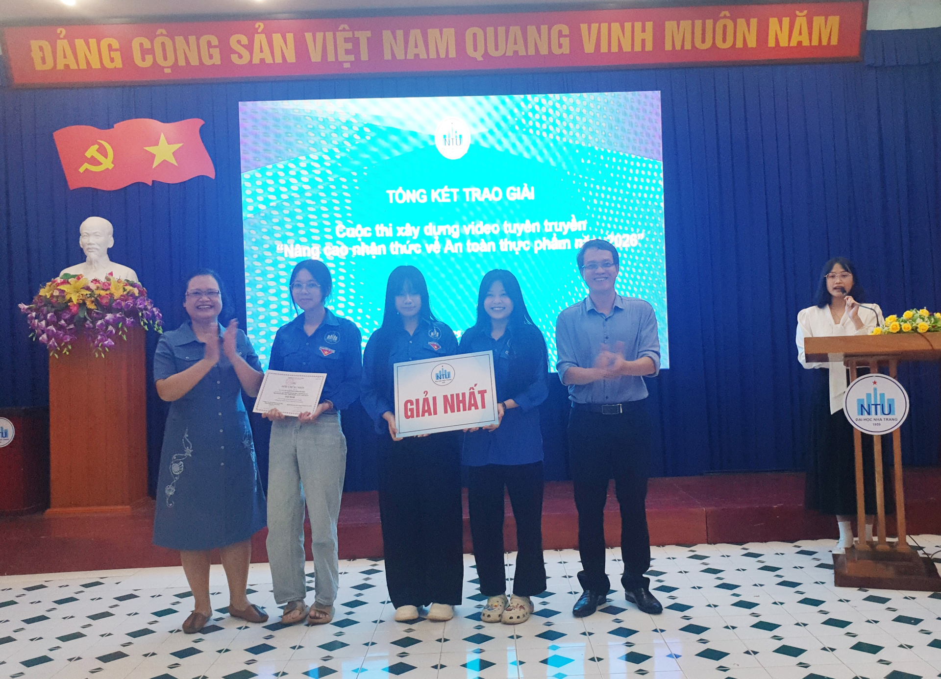 Đại diện lãnh đạo NTU và Chi cục ATVSTP Khánh Hòa trao giải nhất với video Lựa chọn thực phảm an toàn