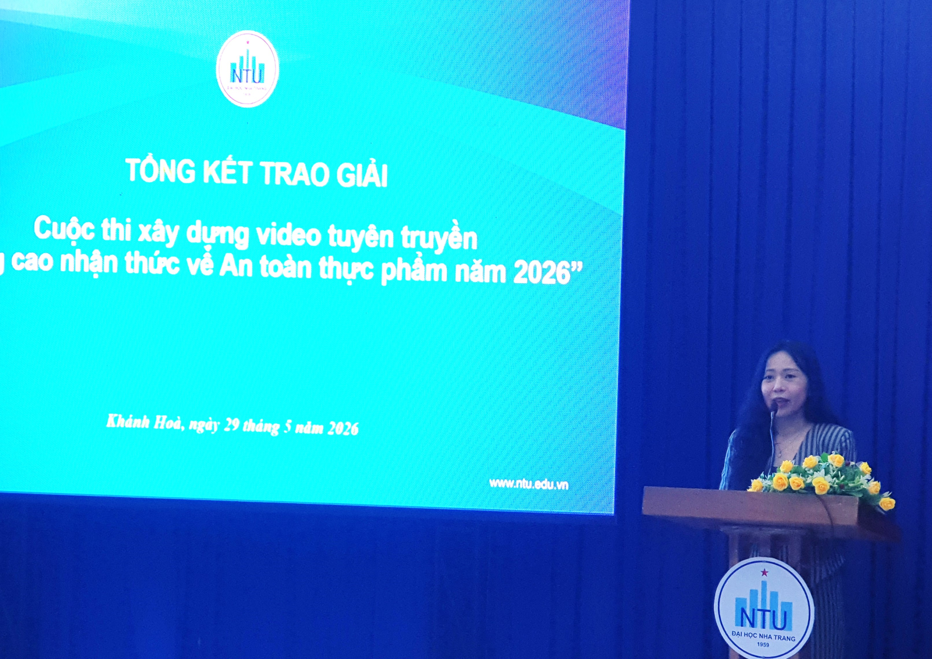 ThS.Lê Thị Hồng Nhung, Trung tâm ĐMST, NTU thành viên BGK phát biểu tại lễ trao giải