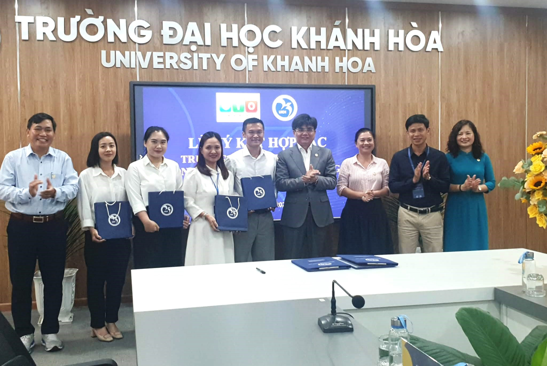 Lãnh đạo UKH tặng quà lưu niệm cho ban lãnh đạo GTO Media