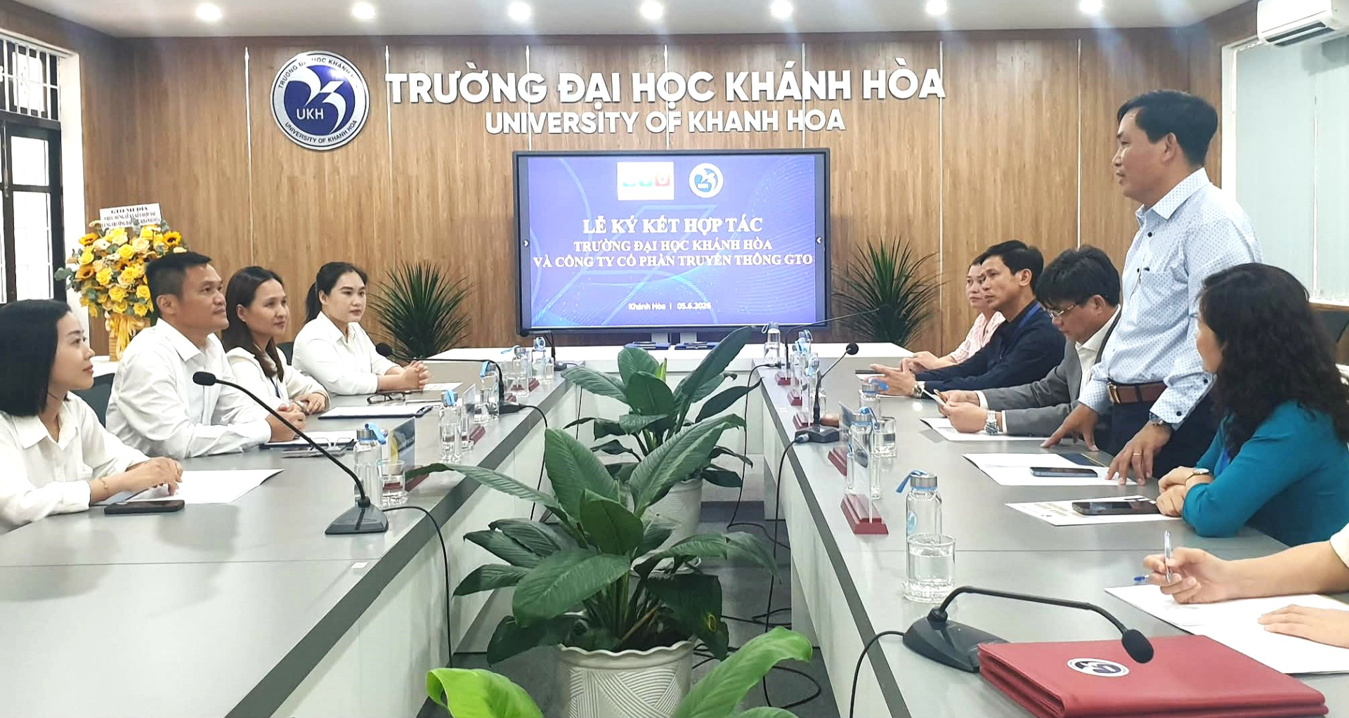TS.Phan Đức Ngại, Trưởng Phòng Khoa học Công nghệ và Hợp tác đối ngoại của UKH trao đổi những vấn đề liên quan nội dung ký kết