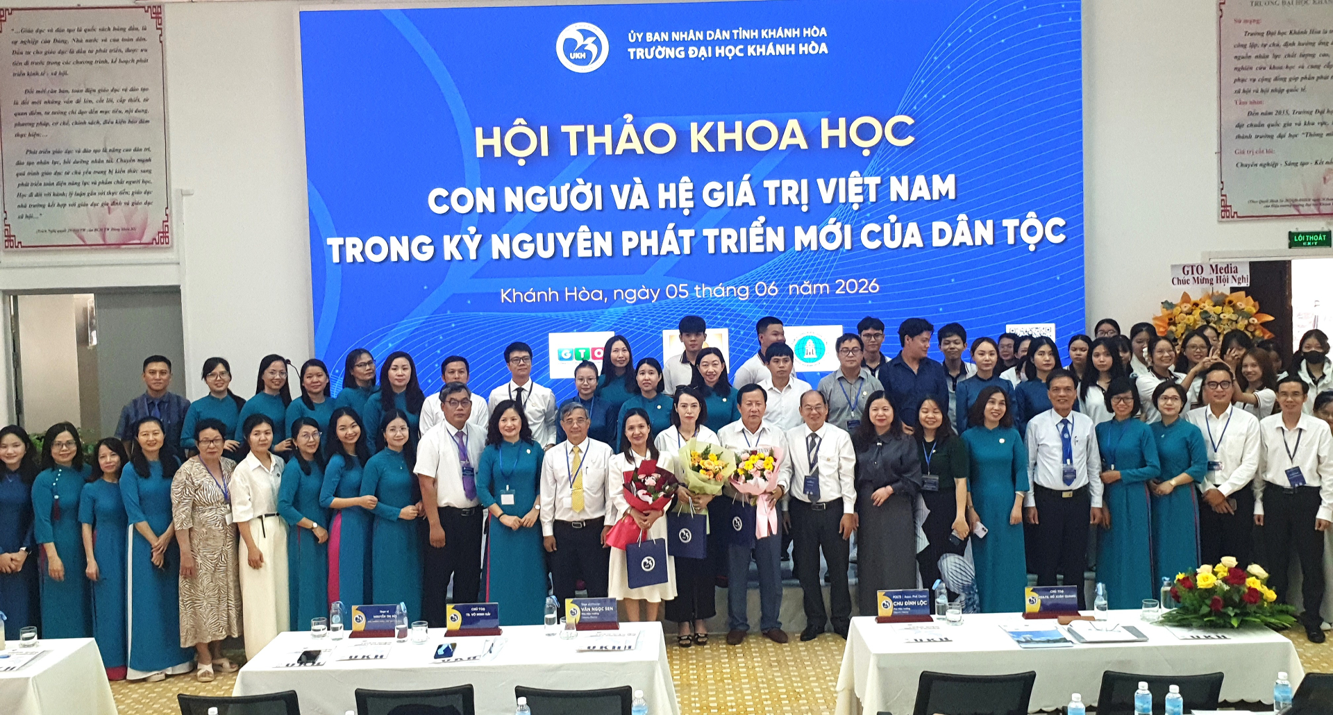 Ban giám hiệu, BTC và các đại biểu khách quý tham dự hội thảo cùng lưu lại kỷ niệm
