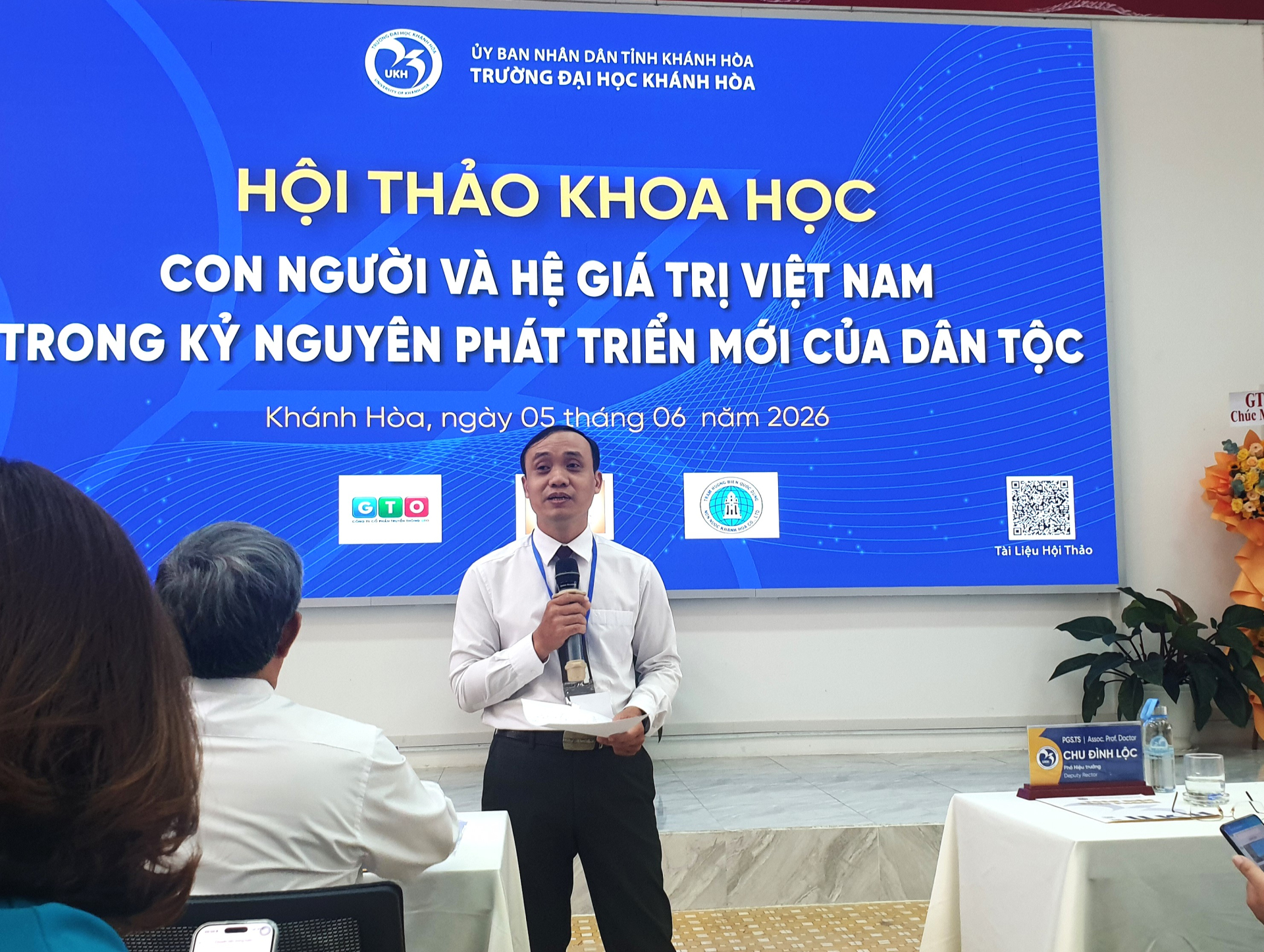 Các đại biểu tiến sĩ, giảng viên tham gia thảo luận tích cực hướng đến phát triển con người toàn diện...