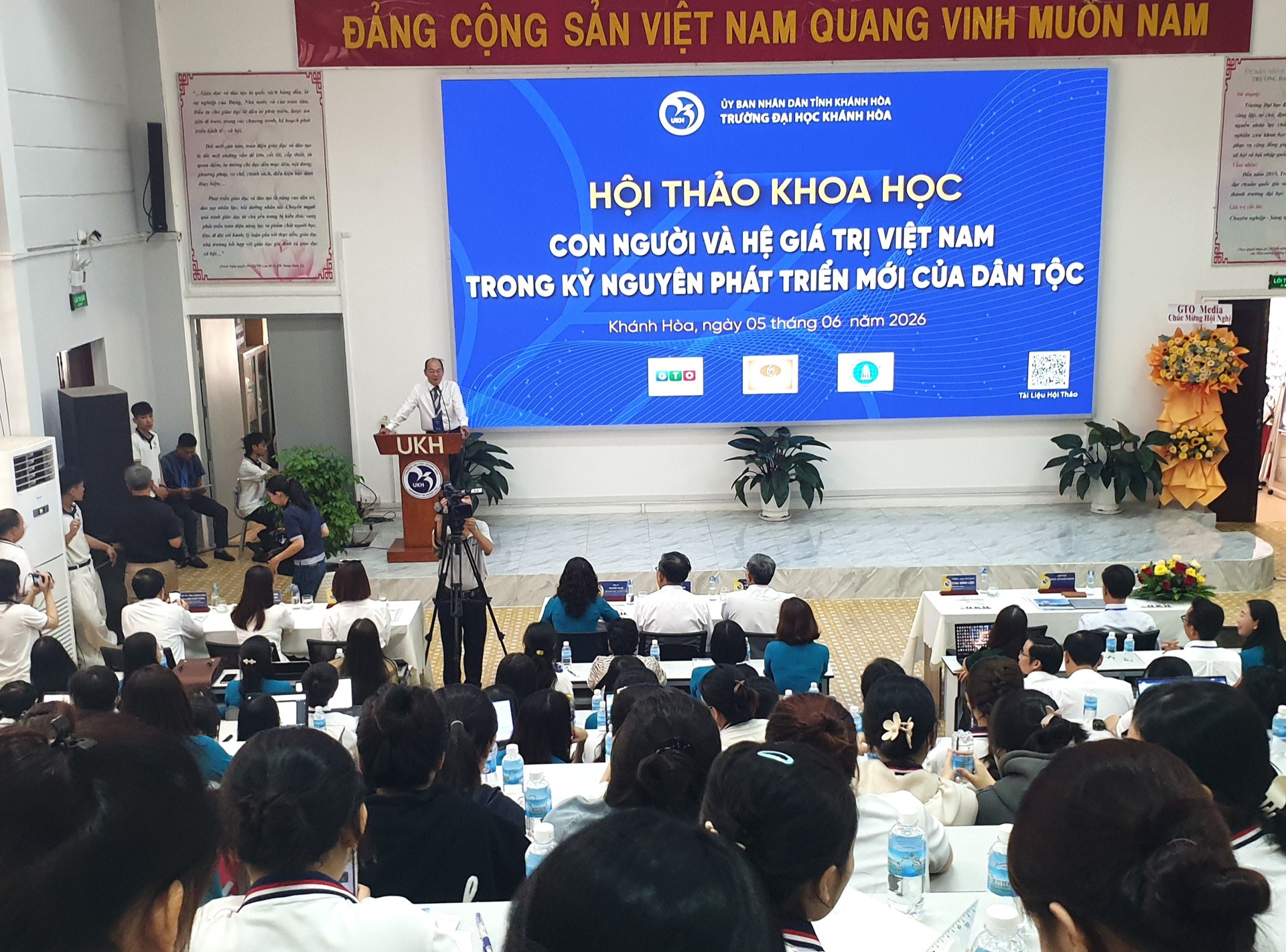 Hàng trăm đại biểu tham dự hội thảo lắng nghe phát biểu của PGS.TS. Chu Đình Lộc, Phó hiệu trưởng UKH