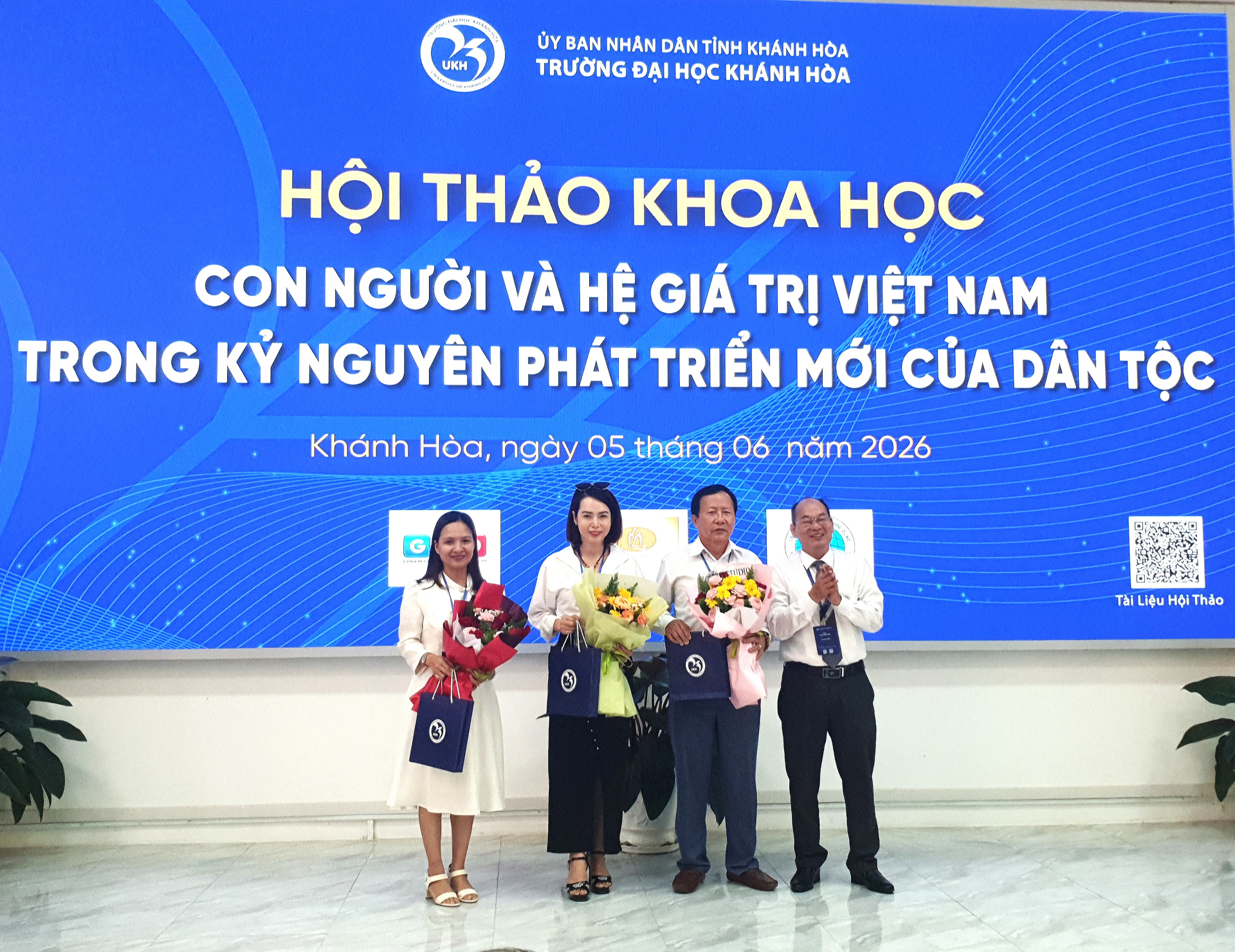 Lãnh đạo UKH tặng hoa cho lãnh đạo các đơn vị đồng hành