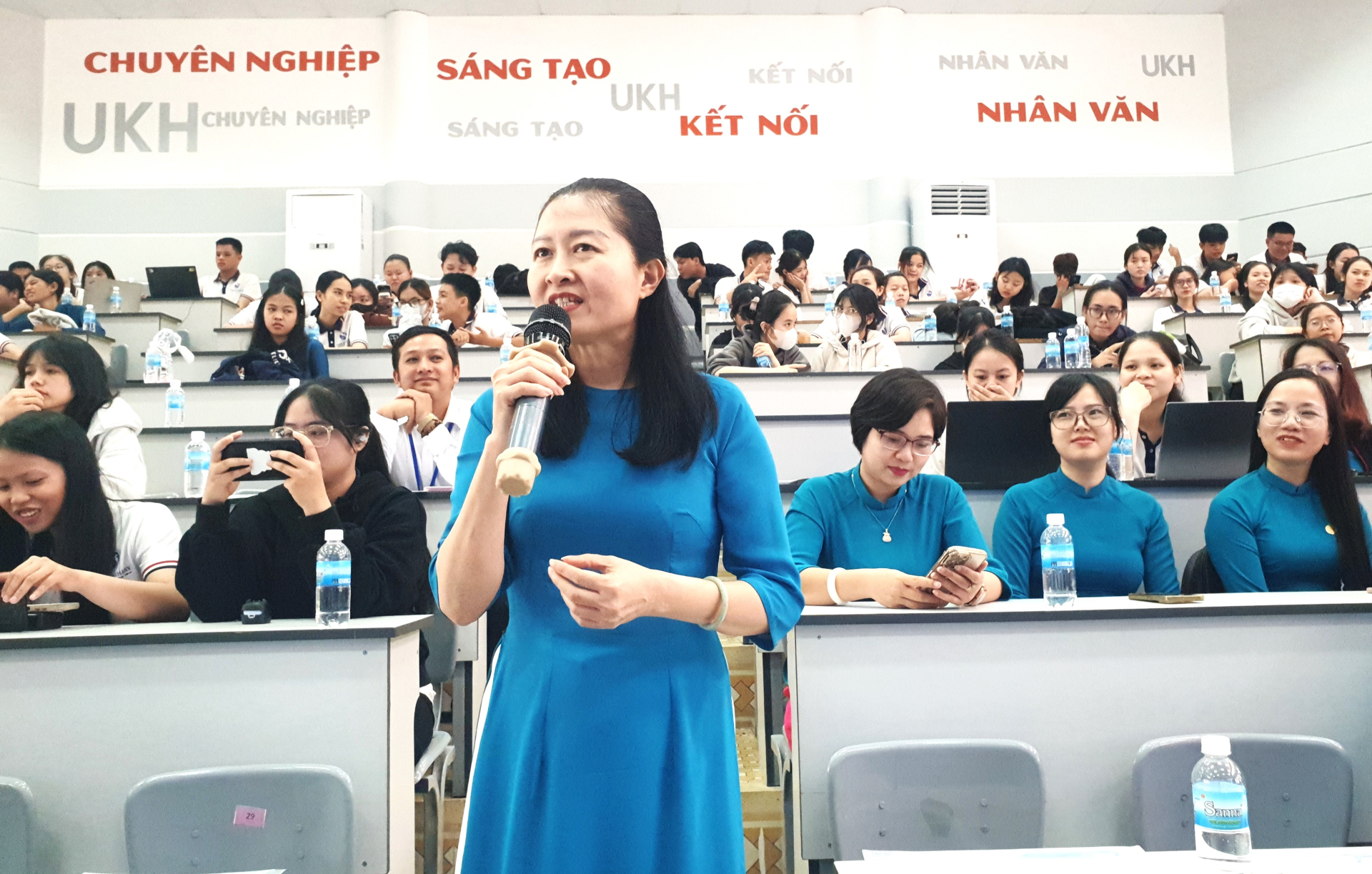 Các đại biểu tiến sĩ, giảng viên tham gia thảo luận tích cực hướng đến phát triển con người toàn diện...