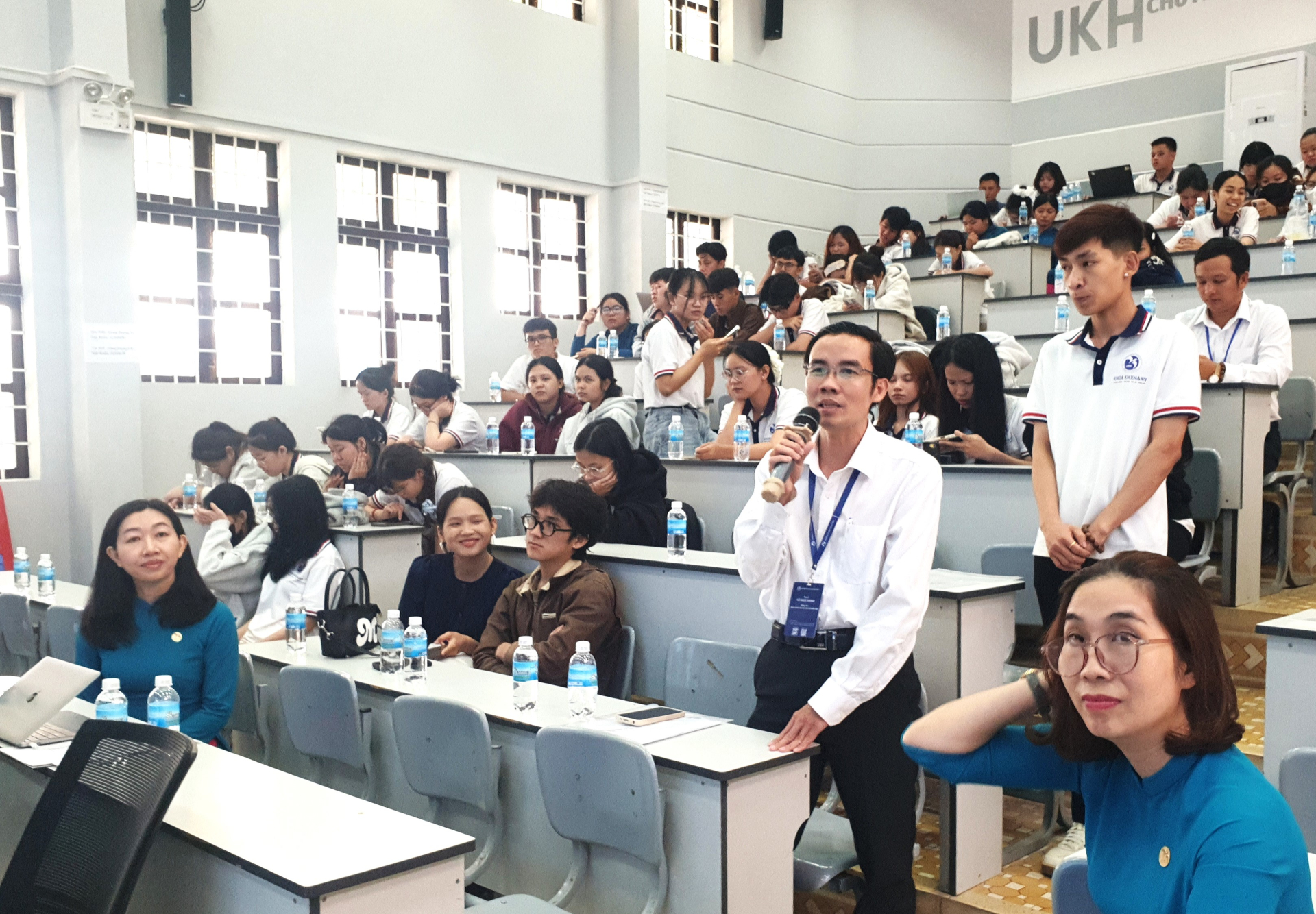 Các đại biểu tiến sĩ, giảng viên tham gia thảo luận tích cực hướng đến phát triển con người toàn diện...