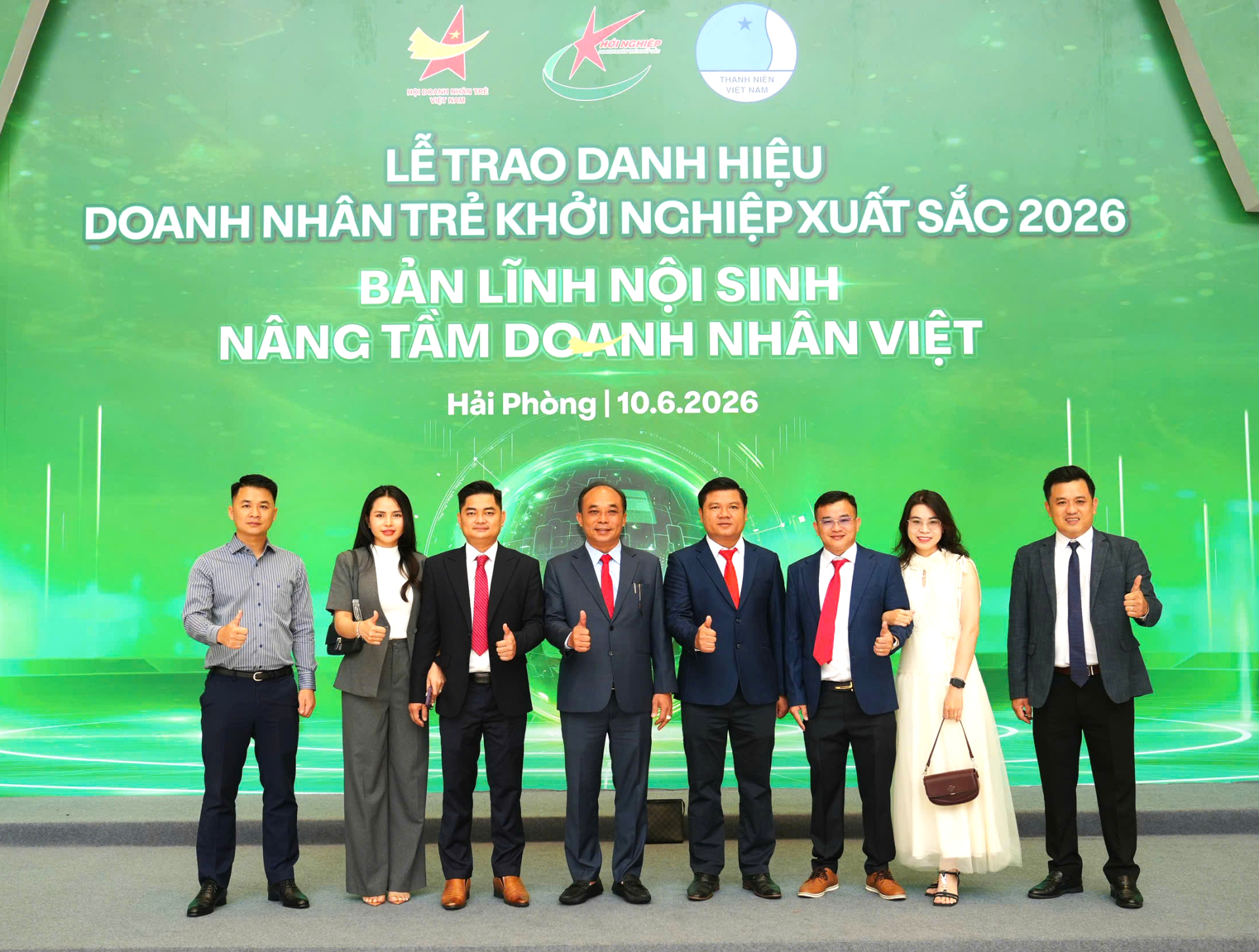 Doanh nhân Nguyễn Quang Duy- PCT Thường trực Hội DNT Khánh Hòa (thứ tư từ trái sang phải) cùng các DNT khởi nghiệp xuất sắc của Khánh Hòa được vinh danh