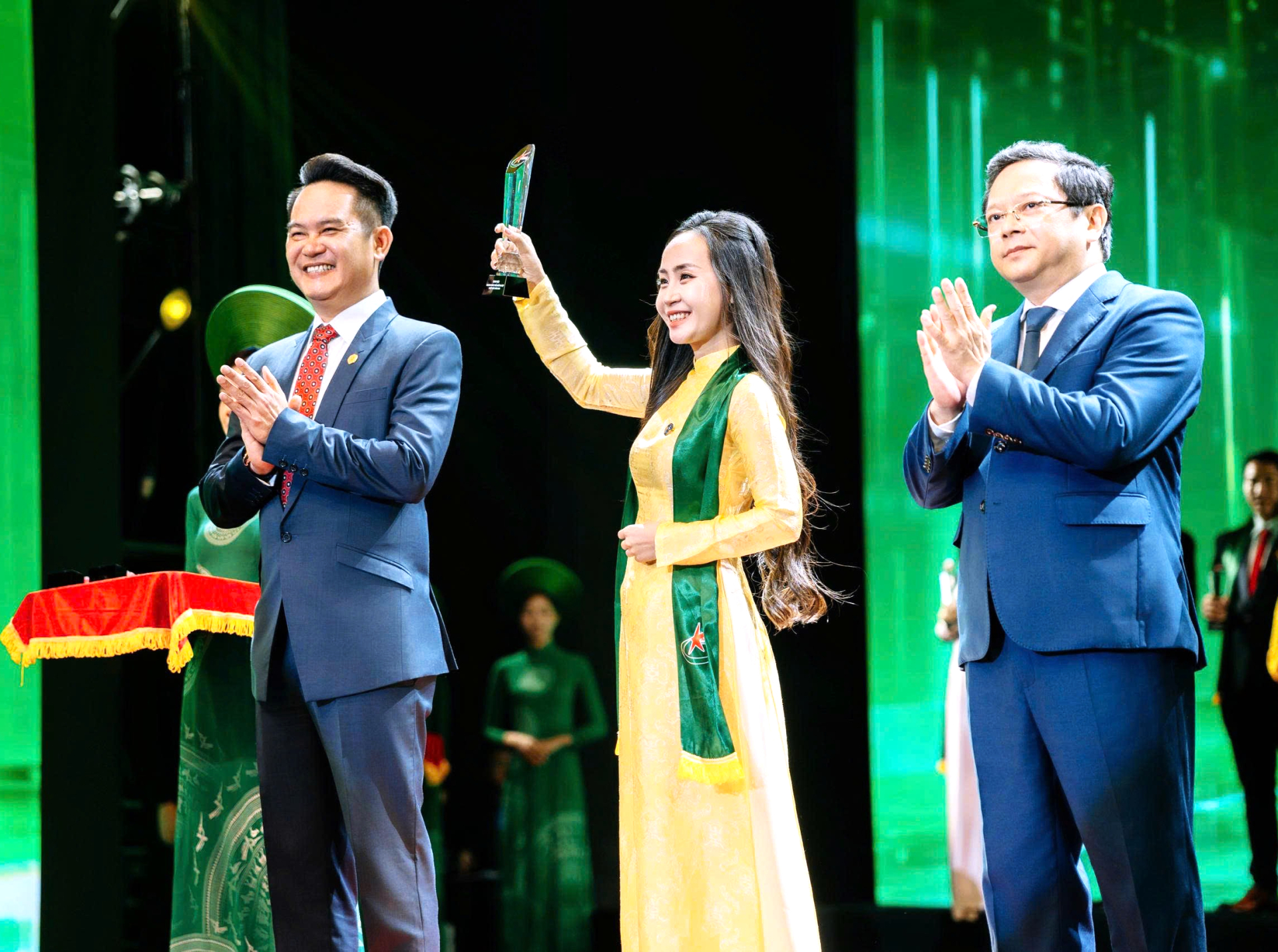 Doanh nhân Võ Thị Nhật Hằng, GĐ Công ty Luật TNHH New Key, CN Khánh Hòa trên bục vinh danh