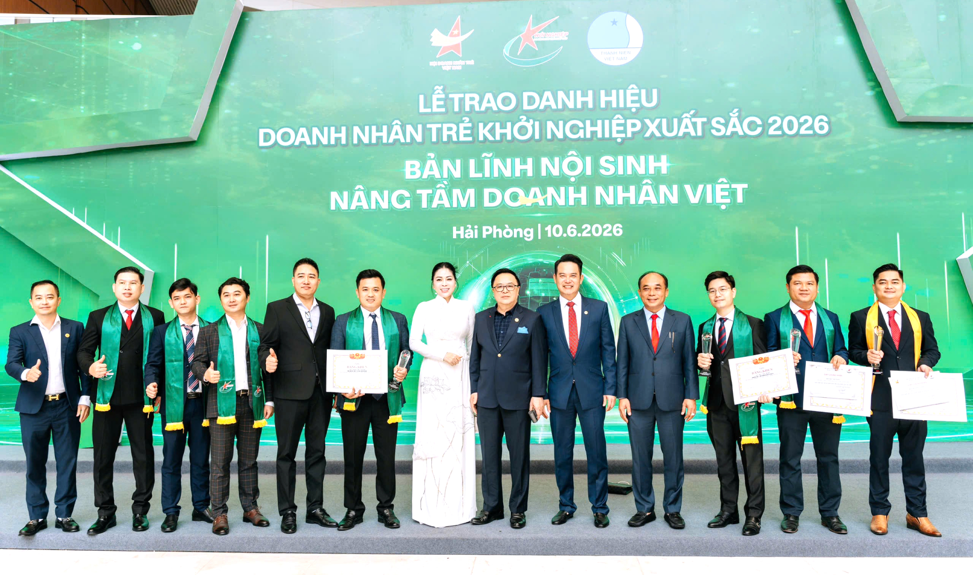 Các DNT khởi nghiệp xuất sắc chụp hình lưu niệm cùng Trung ương Hội DNT Việt Nam