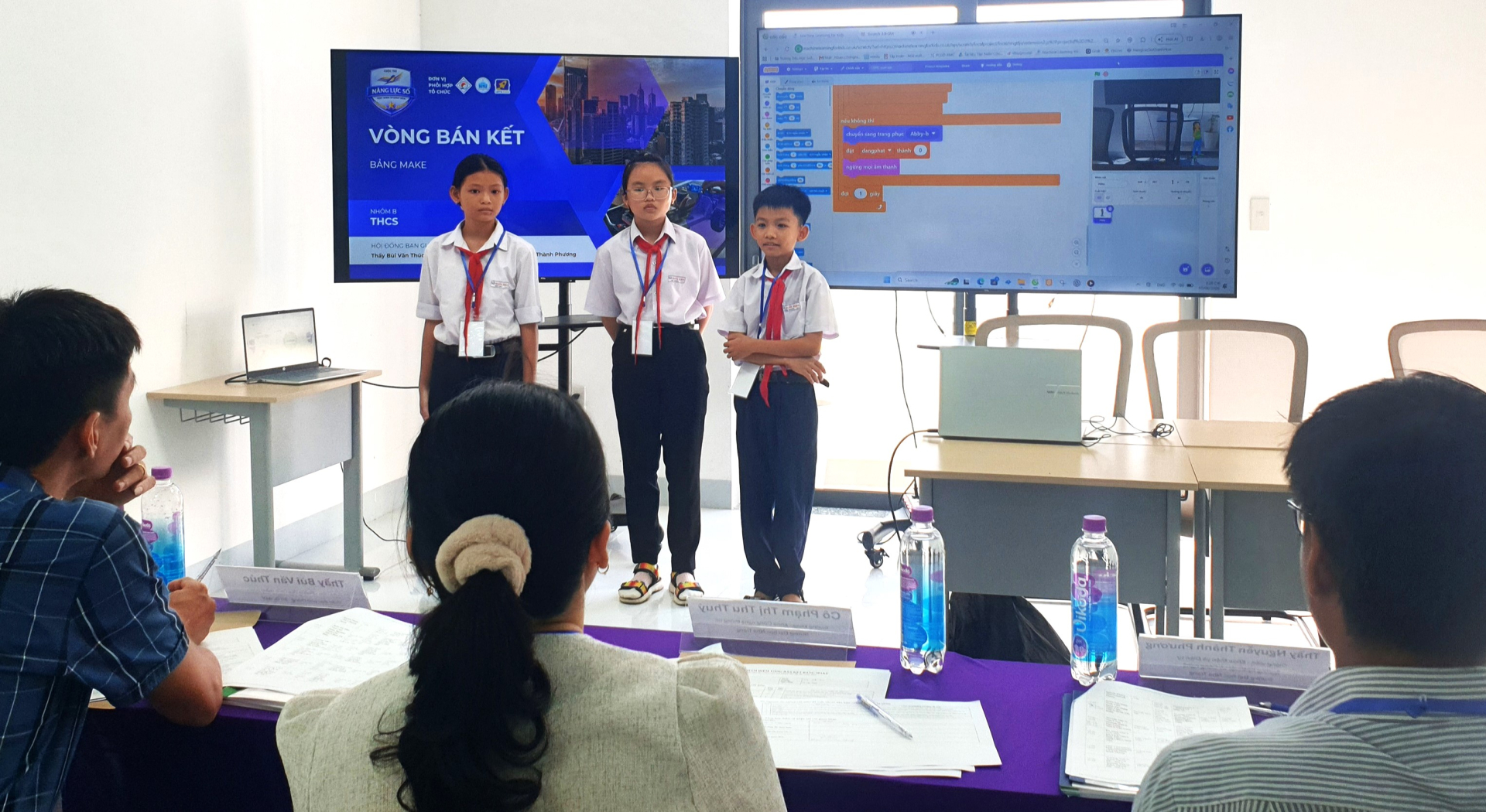 Đội thi Tia chóp sáng tạo (học sinh lớp 7, Trường THCS Nguyễn Chí Thanh) đang trình bày giới thiệu sản phẩm...