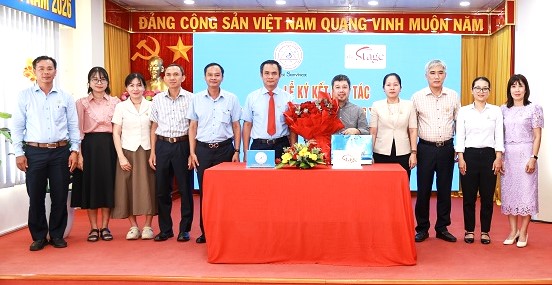 Lãnh đạo 2 công ty lại lễ kỳ kết