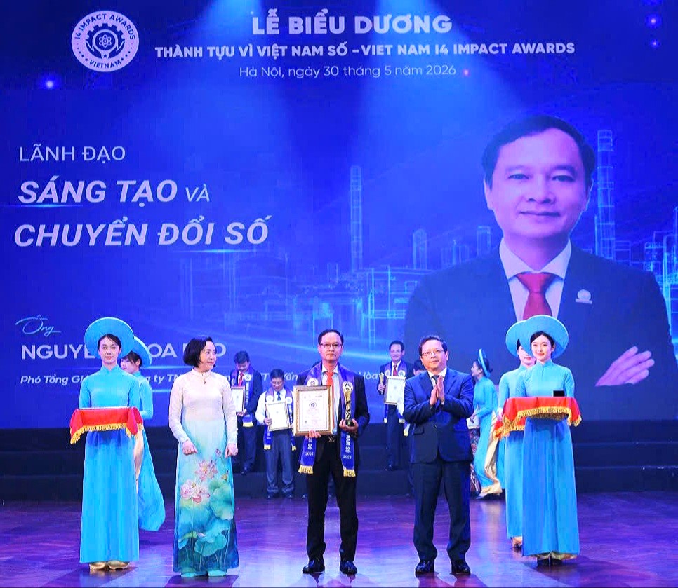 Ông Nguyễn Khoa Bảo, Phó TGĐ Công ty Cổ phần Nước giải khát Yến sào Khánh Hòa đại diện nhận vinh danh