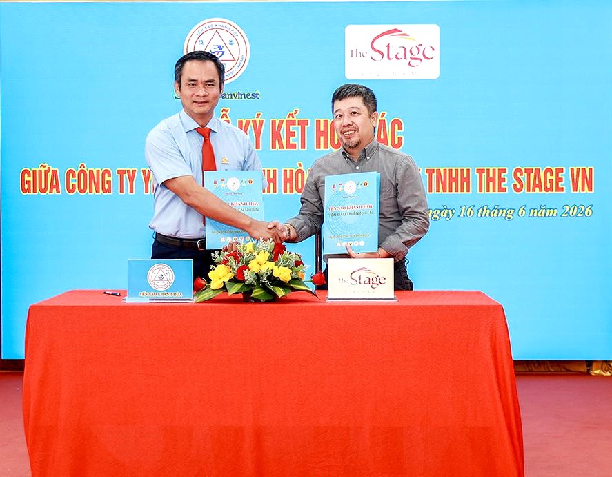 Ông Nguyễn Thanh Hải, Tổng GĐ Công ty Yến sào Khánh Hòa (trái) và ông Nguyễn Đặng Quang Vinh, GĐ Công ty TNHH The Stage Việt Nam ký kết thỏa thuận hợp tác