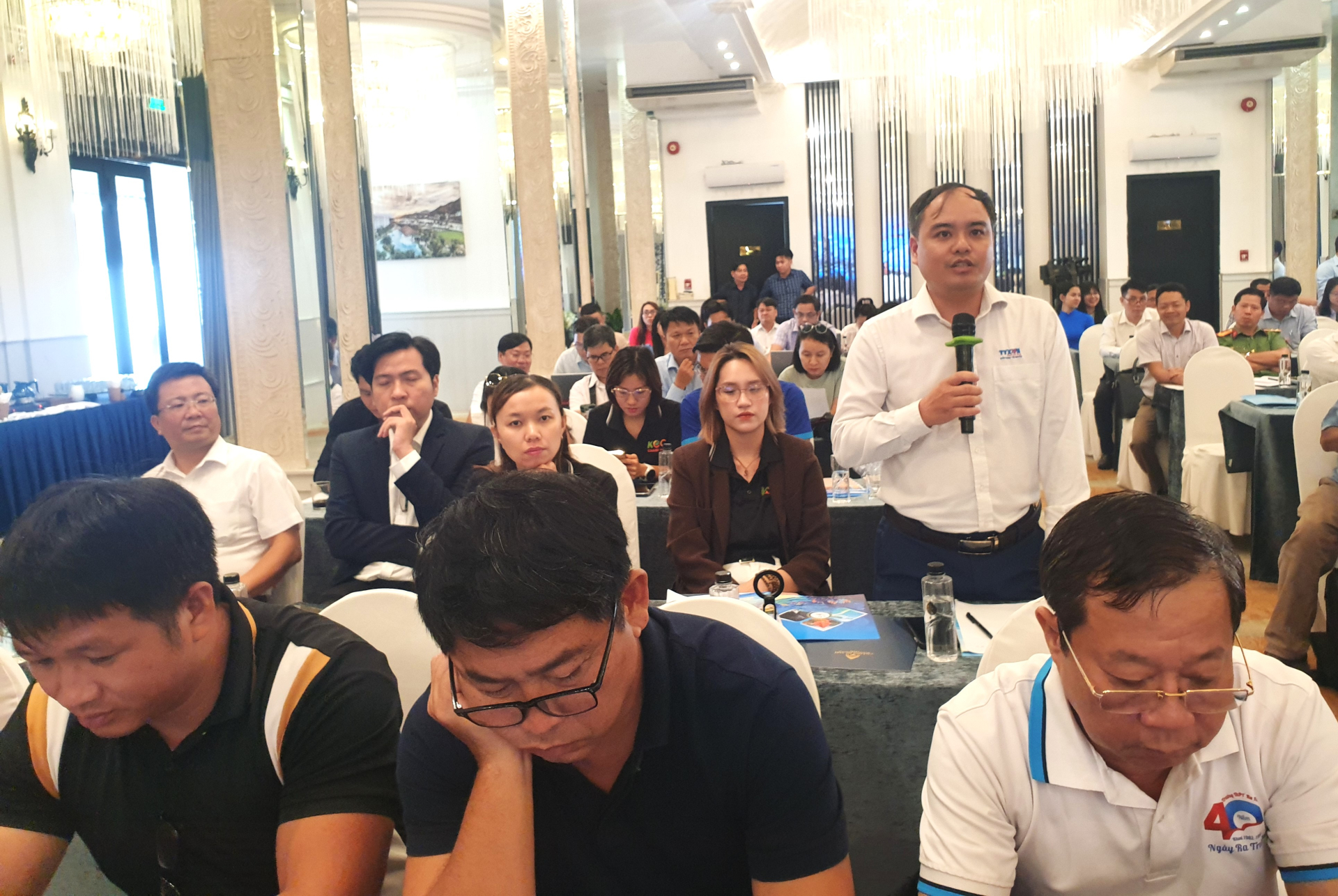 Các nhà báo quan tâm nhiều vấn đề thiết thực nhue phân luồng giao thông, giá dịch vụ,...để Festival Biển mang lại điều tốt đẹp nhất cho người dân và du khách