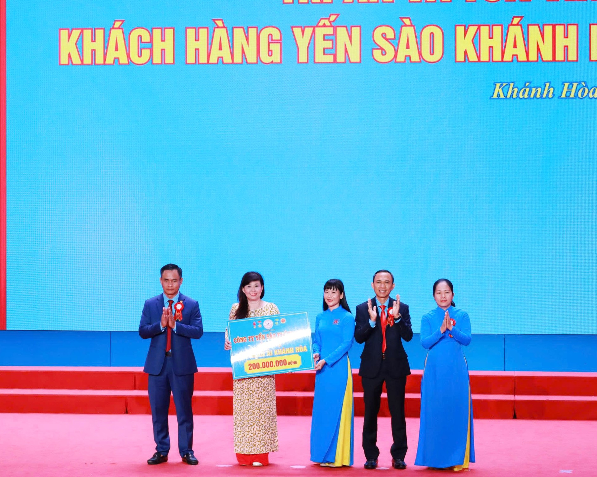 Đại diện lãnh đạo Công ty Yến sào Khánh Hòa trao tặng 200 triệu đồng cho Quỹ Nhân Ái Khánh Hòa