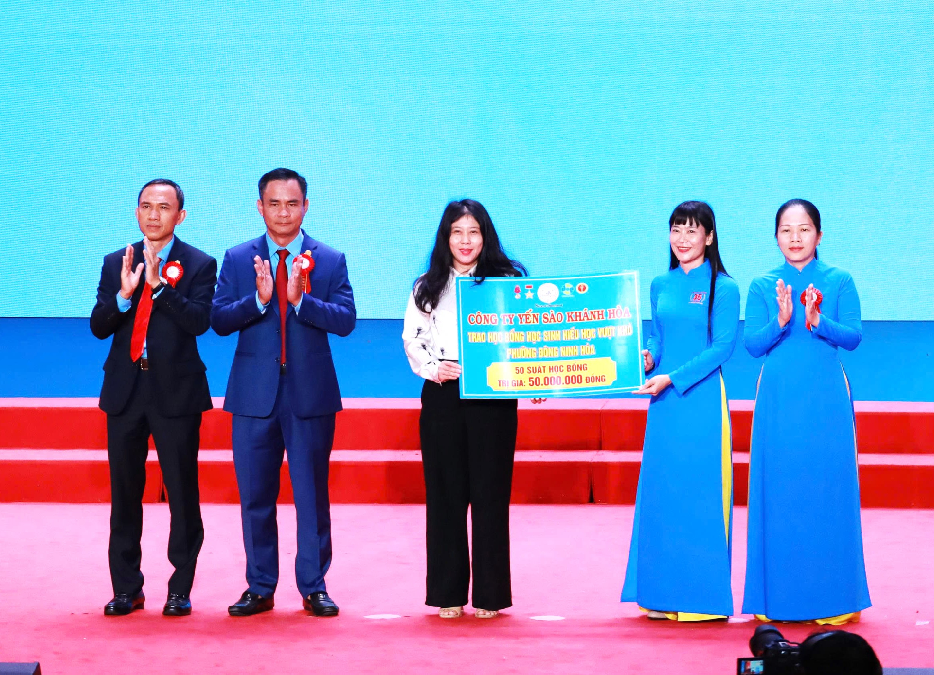 Công ty Yến sào Khánh Hòa trao tặng 50 suất học bổng cho học sinh khó khăn tại địa phương