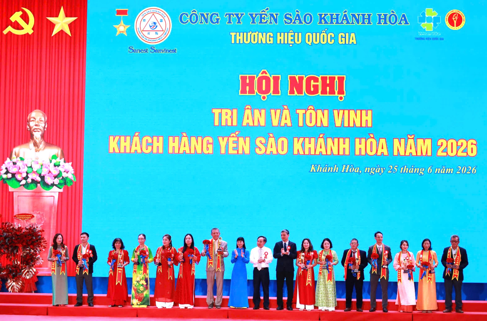 Công ty Yến sào Khánh Hòa trao tặng Cup và quà tri ân khách hàng đạt hạng mục Kim Cương